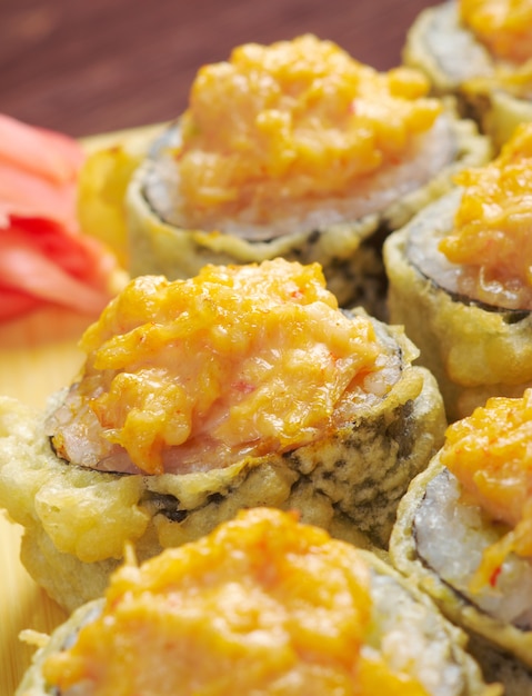 Japanse gefrituurde tempura-sushi. Traditioneel Japans eten?