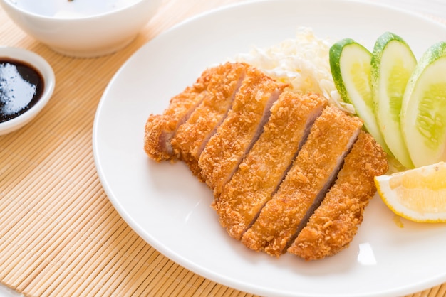 Japanse gefrituurde varkensschnitzel (tonkatsu-set)