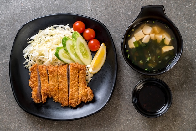 Japanse gefrituurde varkensschnitzel (tonkatsu-set)