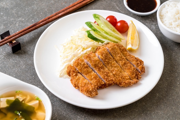 Japanse gefrituurde varkensschnitzel (tonkatsu-set)