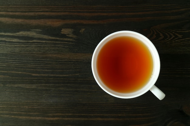 Japanse geroosterde gerst thee of Mugicha op donkere kleur houten tafel met kopie ruimte