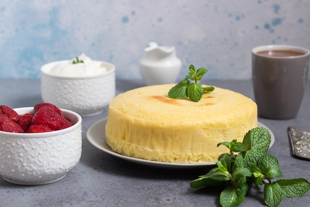 Japanse katoenen cheesecake met munt en aardbei.