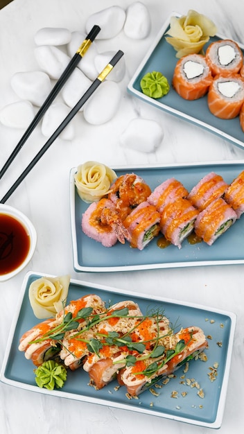 Japanse keuken Rolls netten Philadelphia en Californië met zalm op een witte tafel