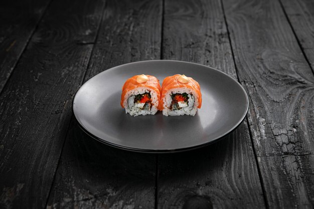 Japanse keuken Rolls op een ronde plaat op een zwarte tafel