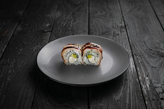 Japanse keuken Rolls op een ronde plaat op een zwarte tafel