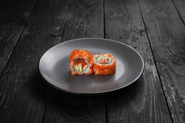 Japanse keuken Rolls op een ronde plaat op een zwarte tafel