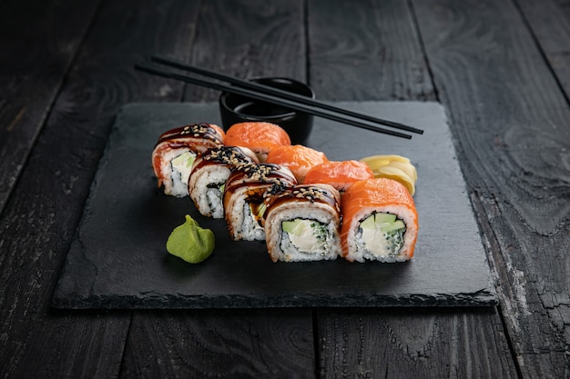 Japanse keuken Rolls op een vierkant bord op een zwarte tafel