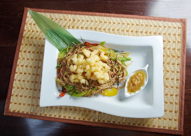 Japanse keuken. Soba Noodle en Tempura Zeevruchten en Groenten