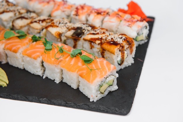Japanse keuken - Sushi Roll op een witte achtergrond