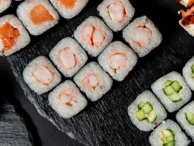 Japanse keuken verschillende soorten sushi rolt met pizza op een zwarte achtergrond sushi banner