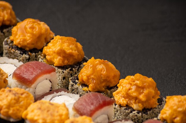 Japanse keuken verse sushi rolt met vis op zwarte achtergrond met plaats voor tekst