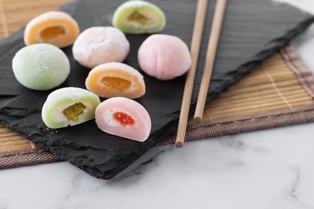 Japanse kleurrijke mochi op marmeren achtergrond