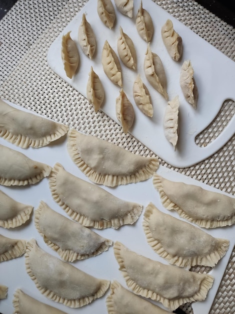 Japanse knoedels en rauwe knoedels op tafel in de keuken