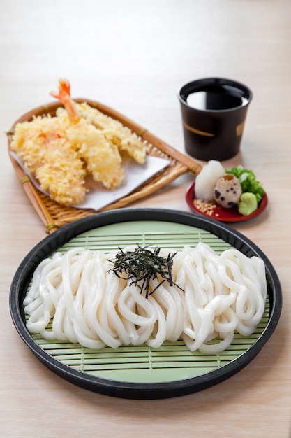 Japanse koude noedels met tempura set