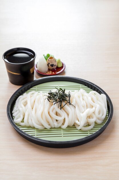 Japanse koude noedels op een bord