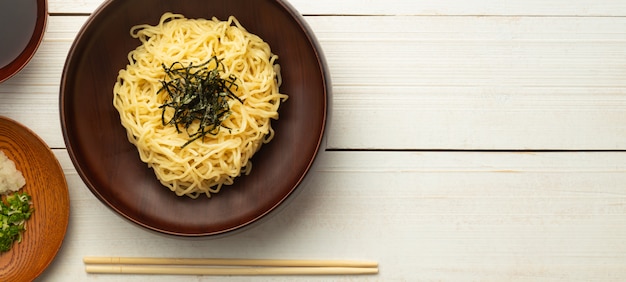 Japanse koude ramen noodles op een bord