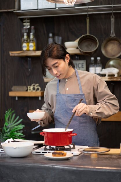 Foto japanse man koken in een restaurant