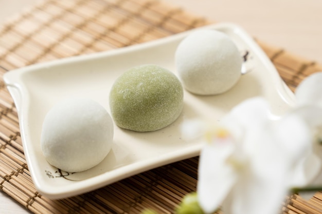 Japanse matcha en origineel mochi- of daifuku-dessert