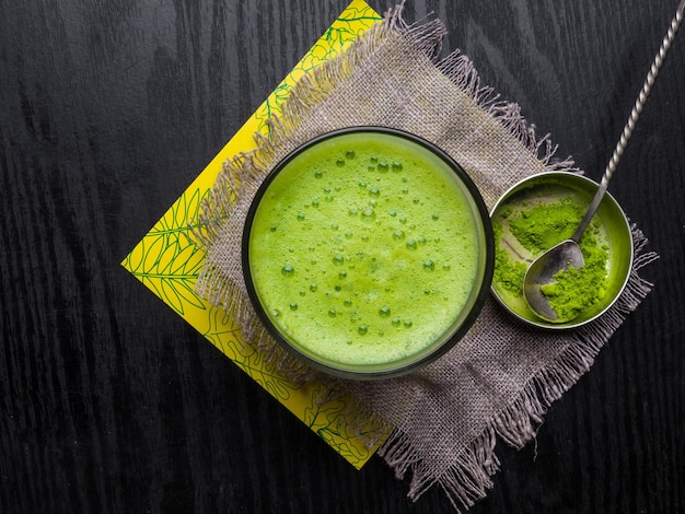 Japanse matcha groene thee en matcha groene thee poeder op houten tafel kopie ruimte