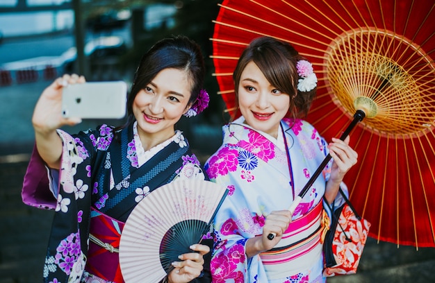 Japanse meisjes die kimono's traditionele kleding, levensstijlmomenten dragen