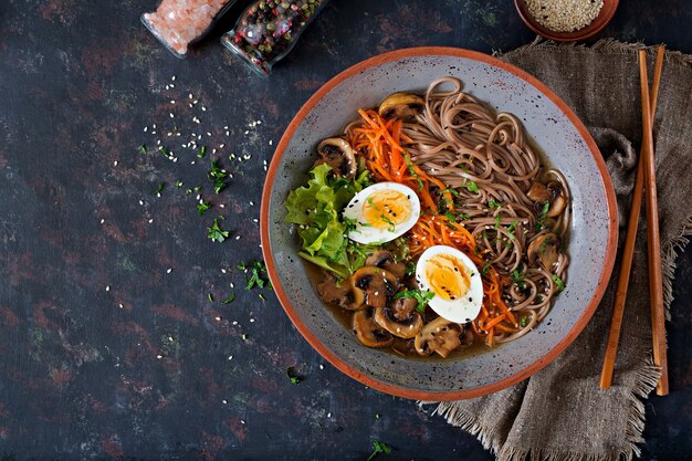 Japanse miso ramen noedels met eieren, wortel en champignons. Soep lekker eten. Plat leggen. Bovenaanzicht