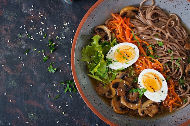 Japanse miso ramen noedels met eieren, wortel en champignons. Soep lekker eten. Plat leggen. Bovenaanzicht