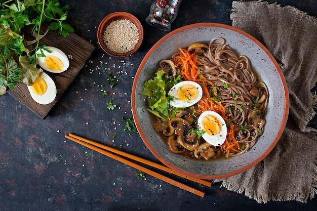 Japanse miso ramen noedels met eieren, wortel en champignons. Soep lekker eten. Plat leggen. Bovenaanzicht