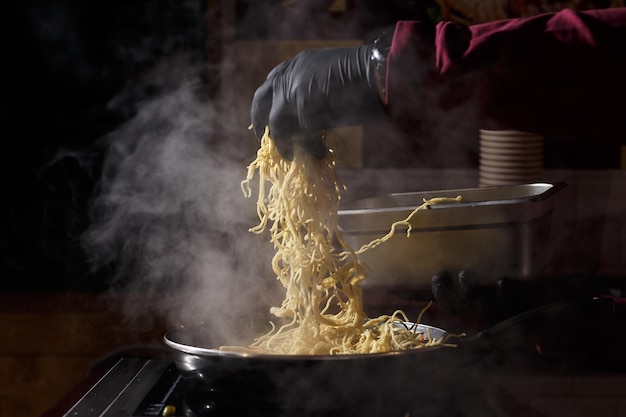 Japanse noedels koken met kip