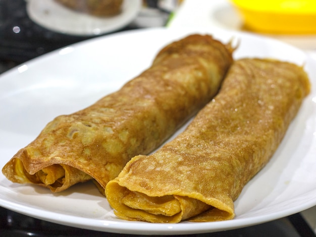 Japanse omelet, roll van gebakken eieren op witte plaat