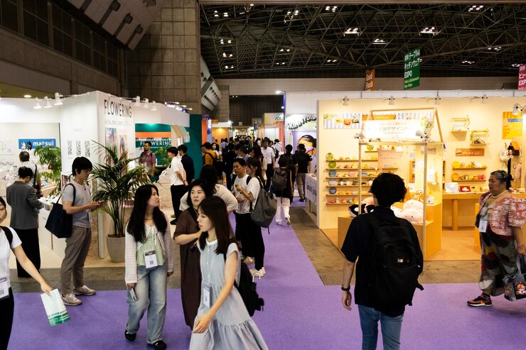 Japanse ondernemer en zakenman buitenlandse eigenaar ontwerper mensen aansluiten tentoonstelling evenement beurs mode lifestyle week in tokyo grote zicht in Ariake stad in Koto stad op 3 juli 2024 in Tokio Japan