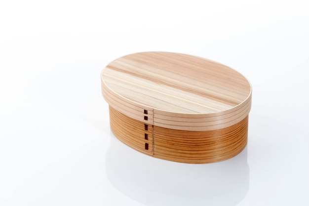 Japanse ovale houten lunchbox geïsoleerd op wit