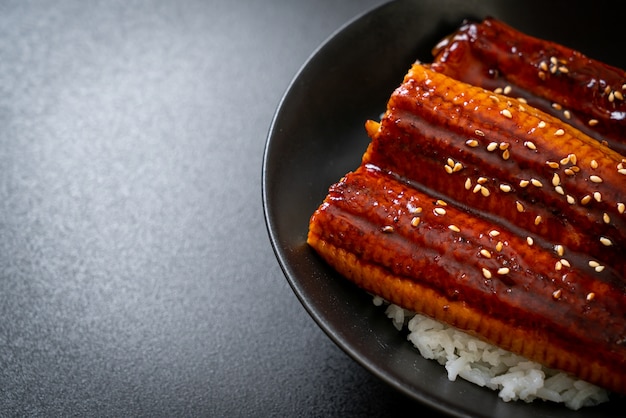 Foto japanse paling gegrild met rijstkom of unagi don - japans eten