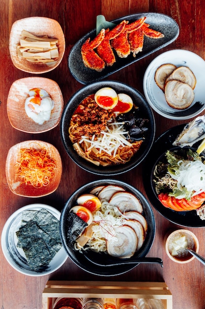 Japanse ramen in soep met chashu-varkensvlees, gekookt ei, droog zeewier