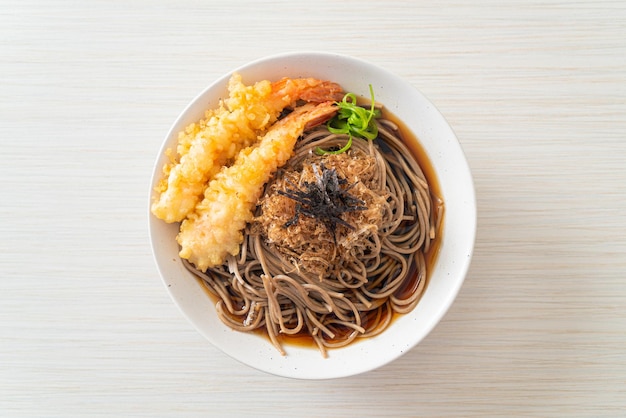 Japanse ramen noedels met garnalen tempura