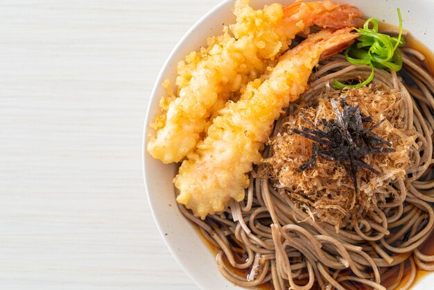 Japanse ramen noedels met tempura van garnalen - Aziatisch eten