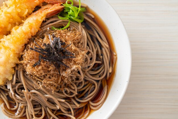 Japanse ramen noedels met tempura van garnalen - Aziatisch eten