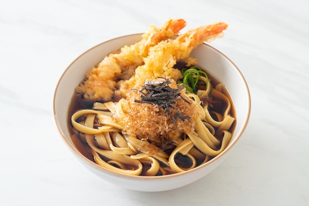 Japanse ramen noedels met tempura van garnalen - Aziatisch eten