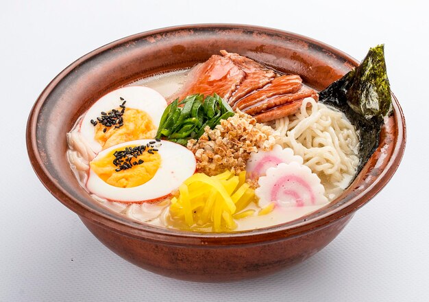 Japanse ramen soep met kalfsei bieslook en spruit op witte achtergrond