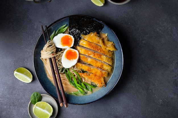 Japanse ramen-soep met kip, ei en noedels