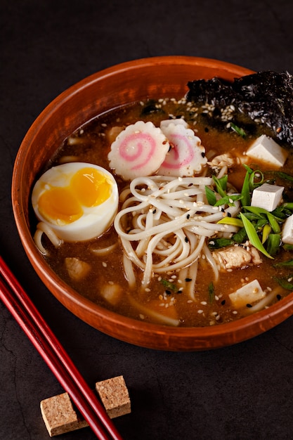 Japanse ramen-soep met noedels, ei, tofu, nori, in een Japans gerecht.