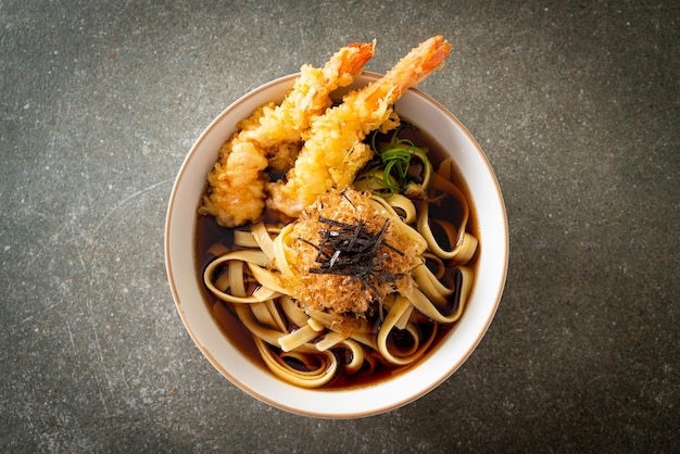 Japanse ramennoedels met tempura van garnalen - Aziatisch eten