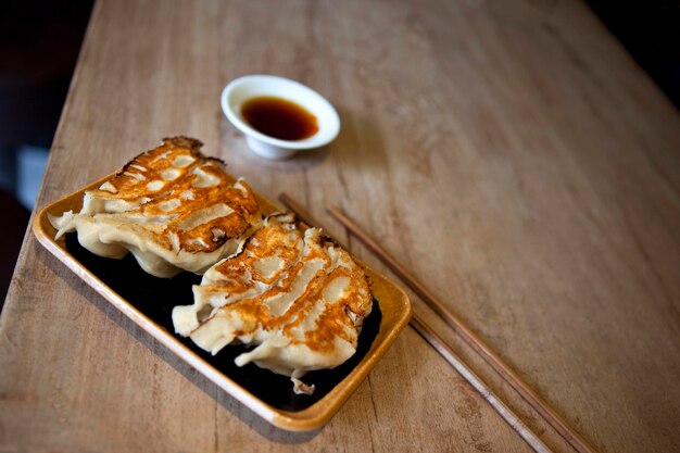 Japanse ravioli en saus