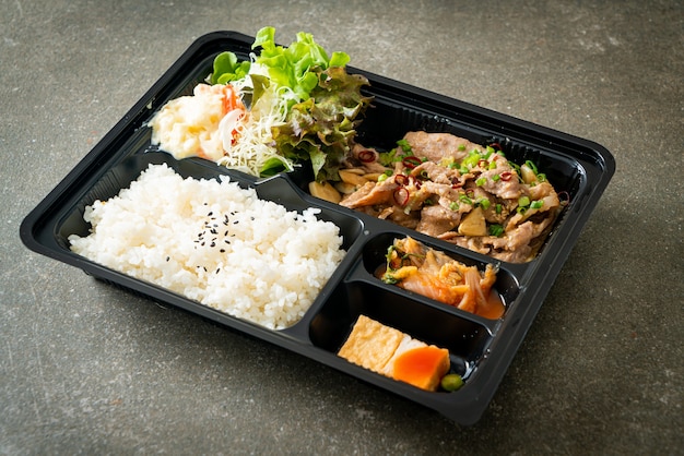 Japanse rijst met varkensvlees yaki bento set - Japanse voedselstijl