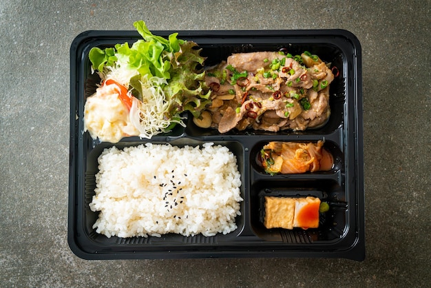 Japanse rijst met varkensvlees yaki bento set - Japanse voedselstijl