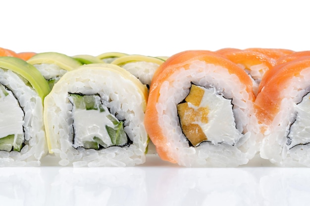 Japanse rolls zijaanzicht Met zalm zalm avocado en komkommer Mooi gesneden zichtbare rijst