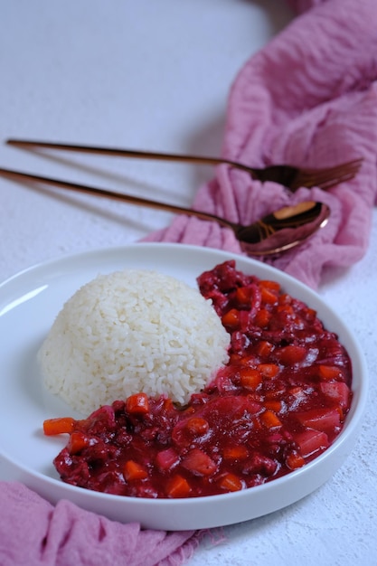 Japanse roze curry. japanse curry wordt vaak geserveerd in drie hoofdvormen curry over rijst, udon.