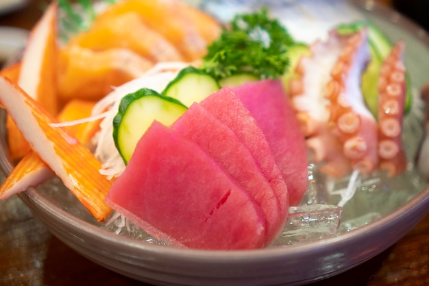 Japanse sashimi (rauwe vis, schaal- of schelpdieren)