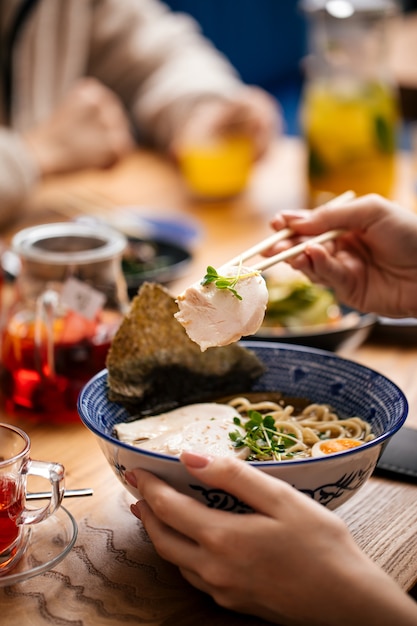 Foto japanse shio ramen noodlesoep met stokjes eten