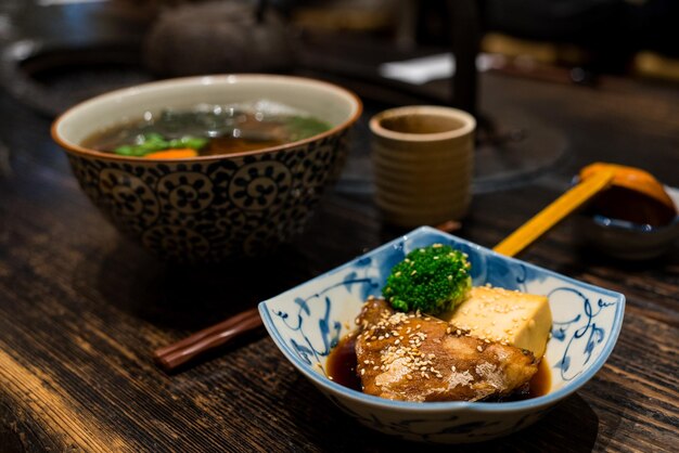 Japanse soba met sojasaus vis in een Japans restaurant