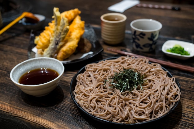 Japanse soba met tempura in het restaurant